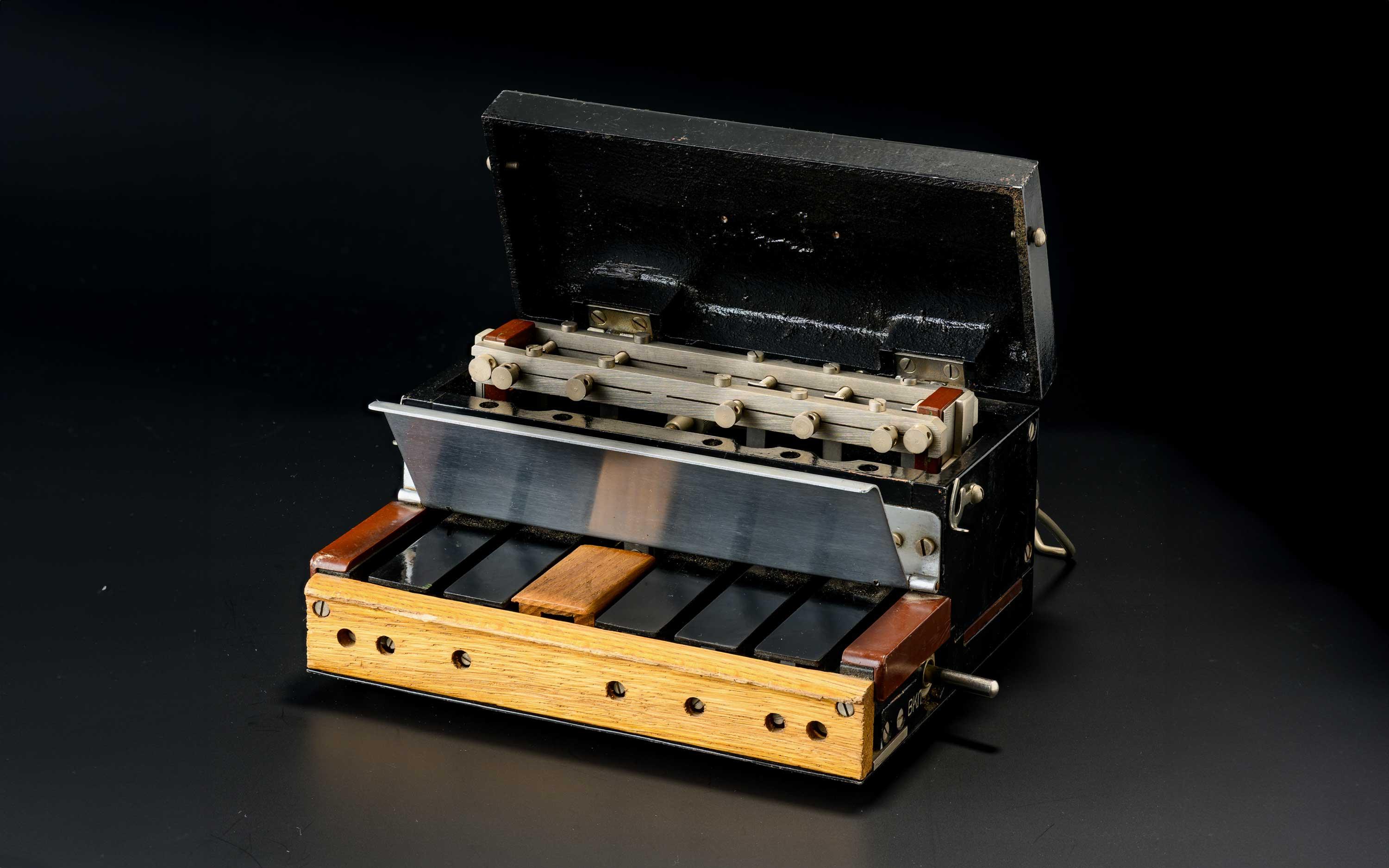 Пятиклавишный передатчик телеграфного буквопечатающего аппарата Бодо (2БД-41) двукратного телеграфирования